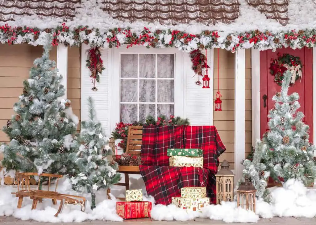 giardino con addobbi e decorazioni natalizie