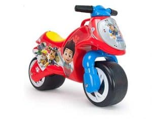 bambino su una moto senza pedali di Paw Patrol