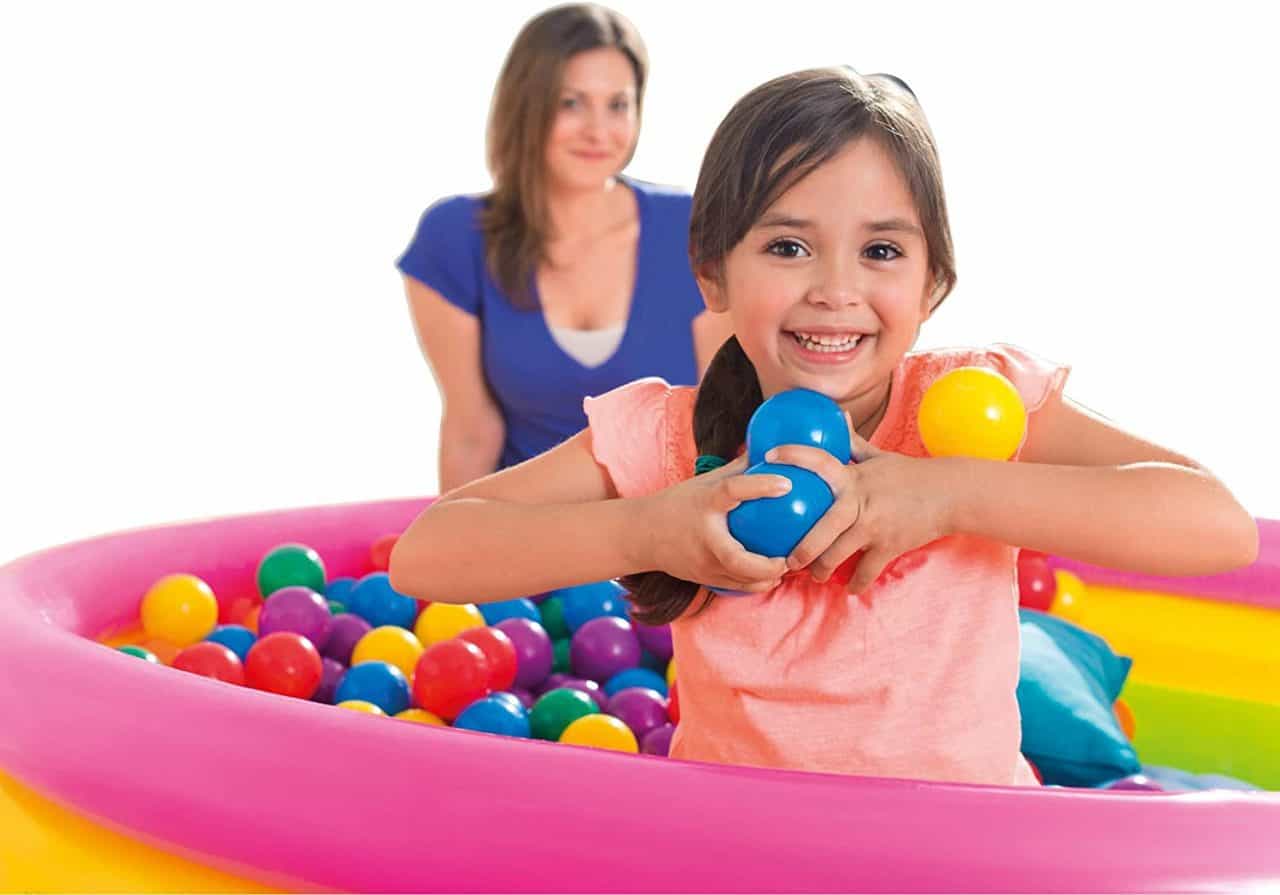 bambina gioca con le palline colorate intex