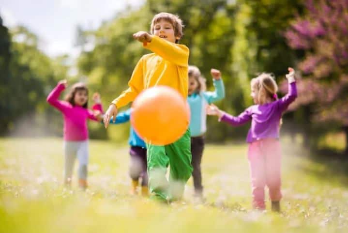 bambini giocano con le palline colorate